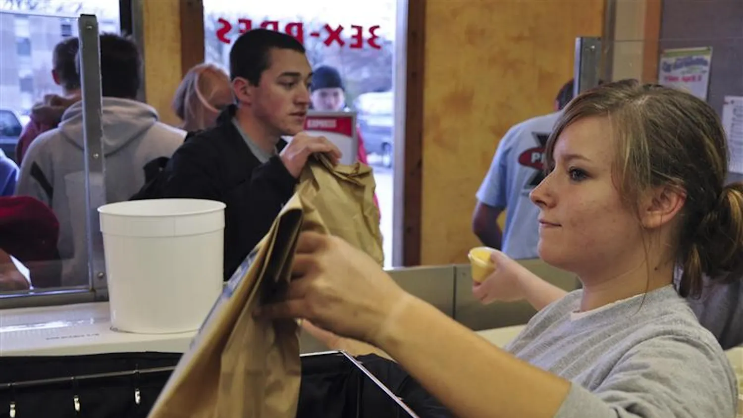 Sophomore Jessie Locke passes out bags of free breadsticks. A steady stream of customers stretching as far back as Dagwood's kept Locke busy, and most waited no longer than five minutes for their breadsticks.