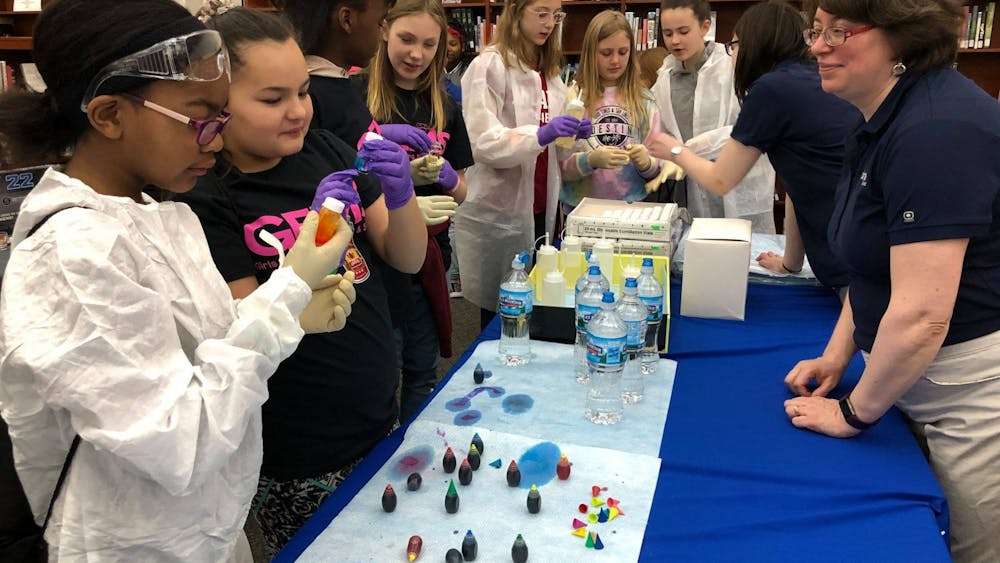 2019年3月23日，在门罗县社区学校公司举办的第三届布卢明顿高中女生工程、数学和科学大会上，学生们在参加科学实验博览会。在周六举行的2021年GEMS虚拟活动上，约90名女孩和非二元性别学生将从麦草中提取DNA，与STEM领域的女性见面，并制作自己的弹跳球。