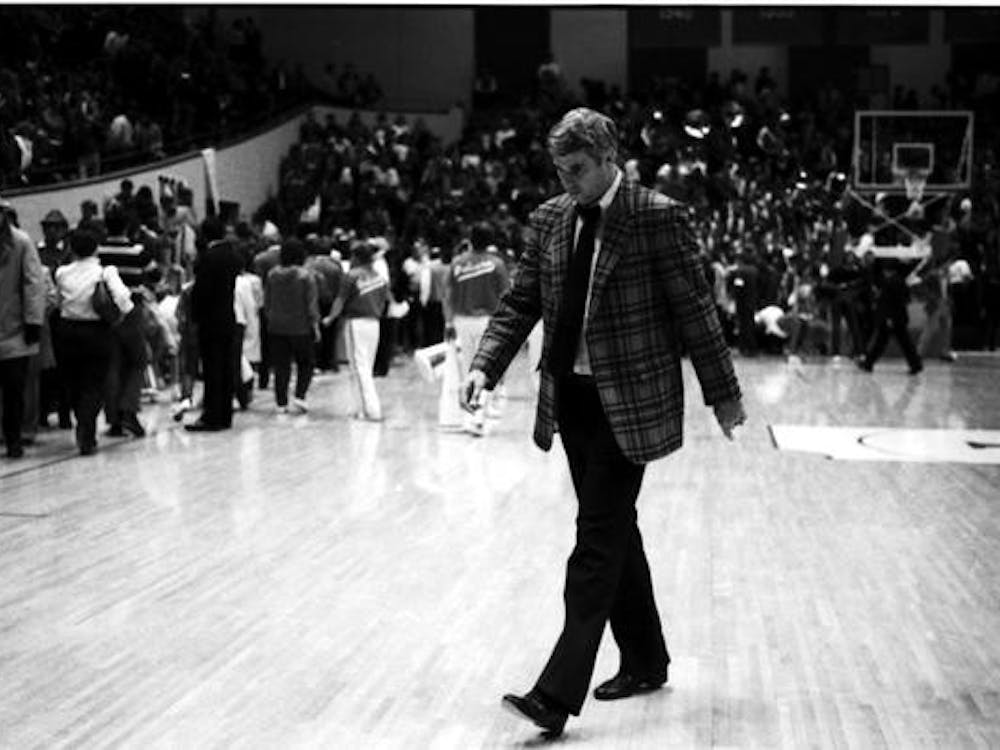1985年对阵威斯康辛的比赛结束后，鲍勃·奈特走过西蒙·斯克约特大会堂的地板。这是自2000年以来，他第一次回到会场。