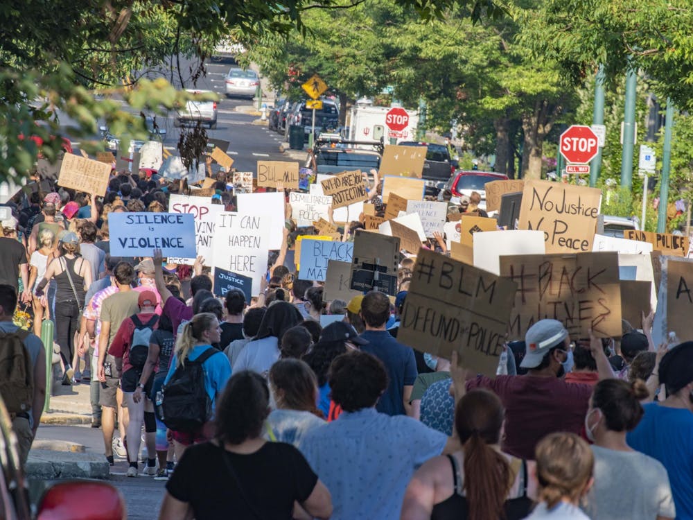 2020年7月7日，抗议者游行支持“黑人的命也是命”(Black Lives Matter)，沿着柯克伍德大道(Kirkwood Avenue)向样本门(Sample gate)走去。