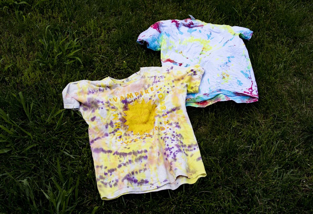 <p>扎染衬衫5月27日躺在草地上。染色6至8小时后，衬衫分别在温水中洗涤，并放在阳光下晾干</p>