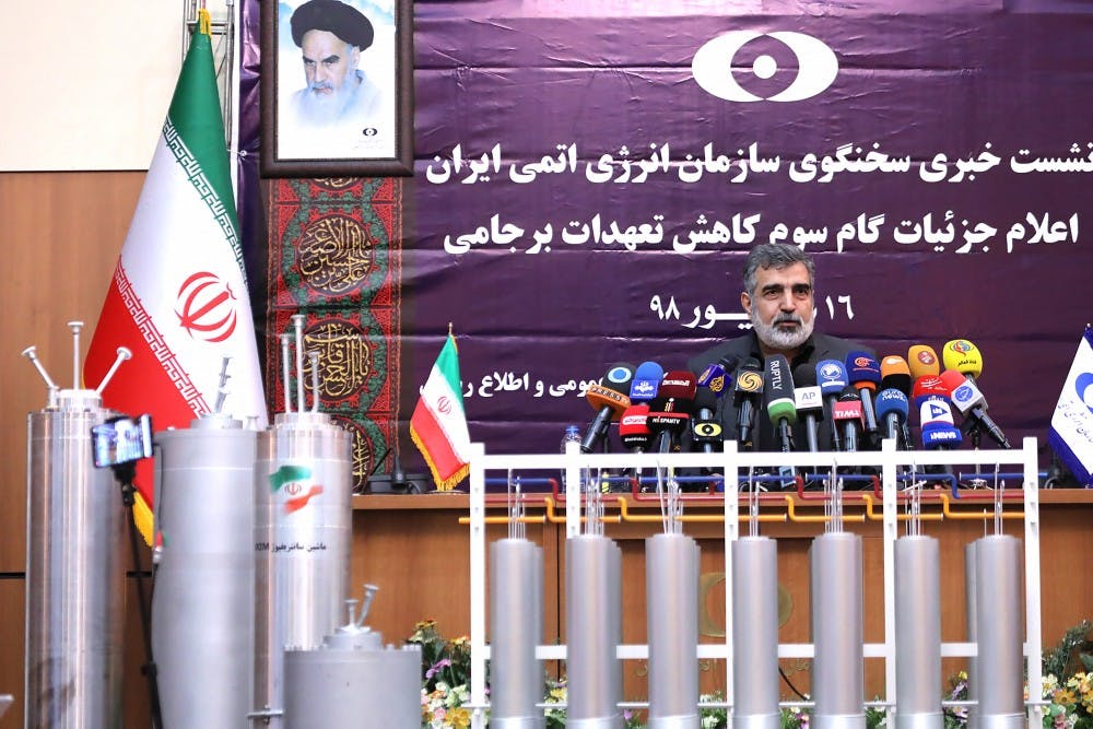 <p>伊朗原子能组织发言人贝鲁兹·卡马尔万迪9月7日在伊朗德黑兰对记者发表讲话。卡马尔万迪说，伊朗已经开始使用20台IR-6离心机和另外20台IR-4离心机，加快了国家的发展；中国有能力在工业规模上增加浓缩铀储备</p>