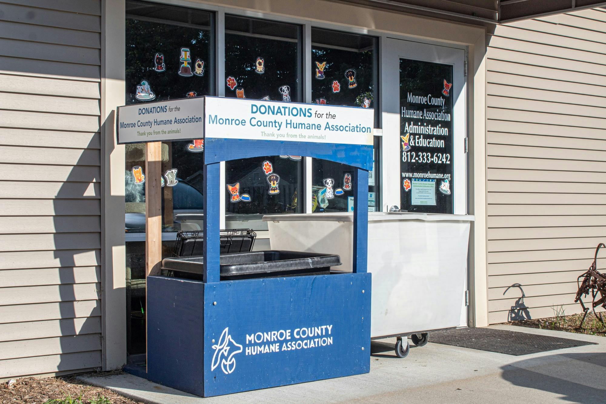 2021年9月16日，在门罗县人道协会（位于S.Walnut St.3410）外可以看到一个捐赠点。2021年，布卢明顿市动物收容所发现，随着人们恢复正常，宠物自首的数量有所增加。