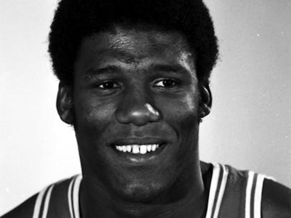 这张照片拍摄于1976年，是前美国职业篮球运动员韦恩·雷德福的照片。雷德福是1976年全国冠军不败球队的一员。