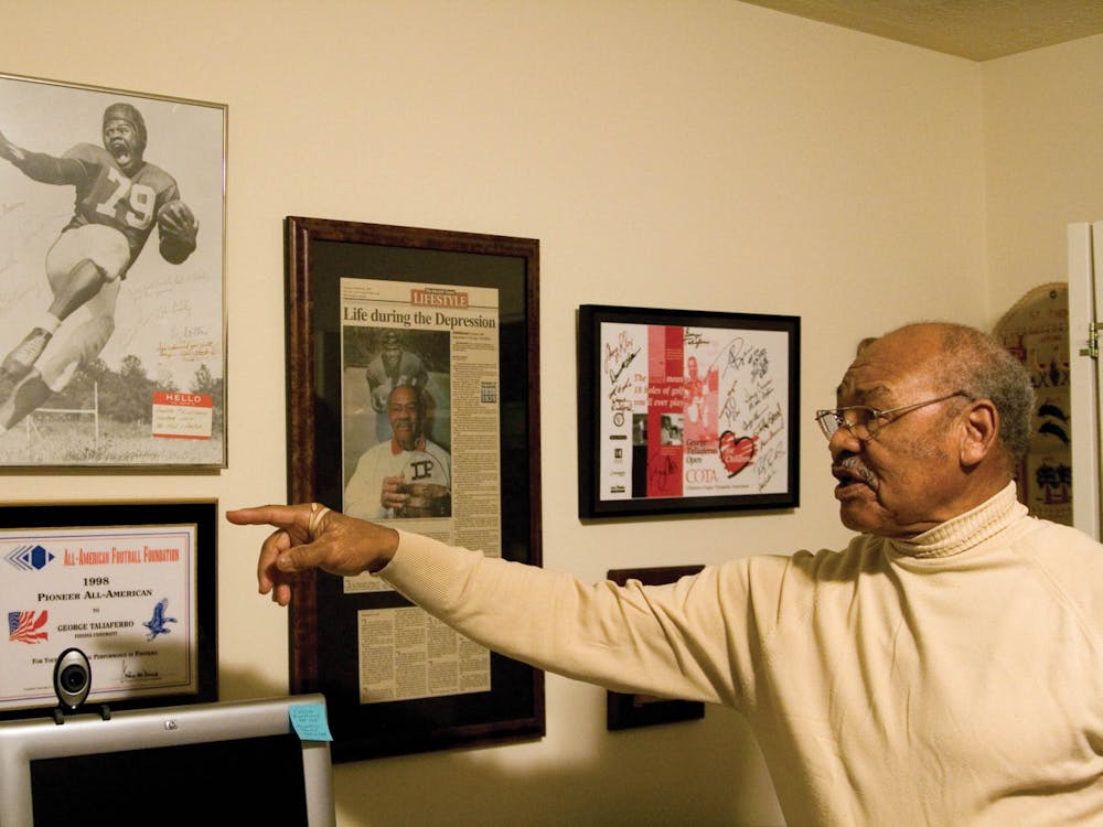 2007年，乔治·塔利亚费罗(George Taliaferro)在他布卢明顿(Bloomington)家中的墙上指着他的认可和奖项。“十大”委员凯文·沃伦周四宣布成立乔治和维奥拉·塔利亚费罗奖学金。