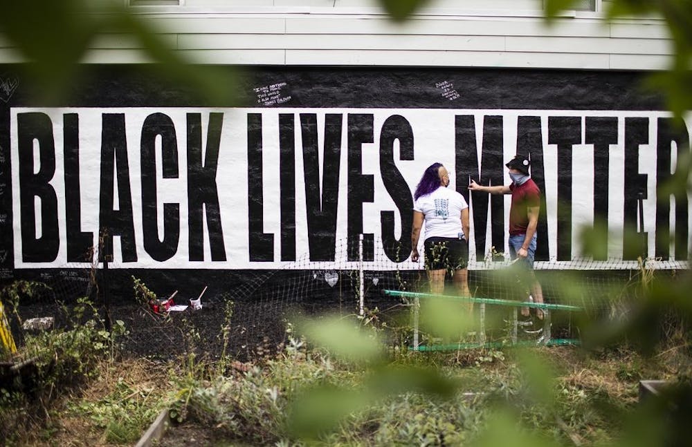 <p>有一个黑色物质生活的壁画被画上了哈里斯堡即兴剧场北三街inHarrisburg，宾夕法尼亚州的一面。布卢明顿市议会星期三以8比0比1投票赞成在10月份安装两幅街道壁画，上面写着“黑人生活很重要”﻿</p>