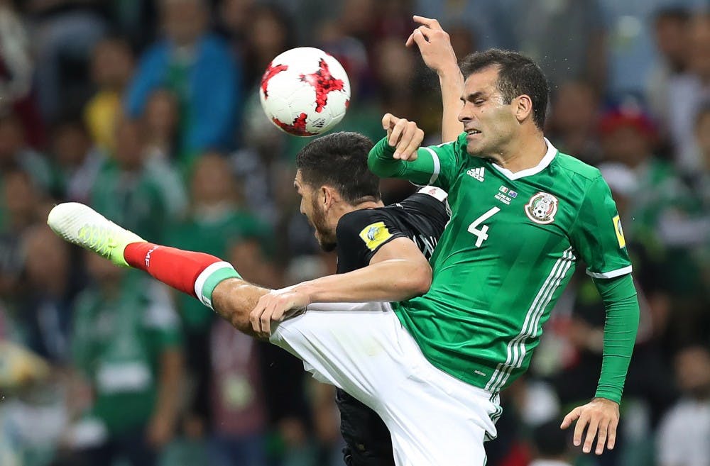 2017年6月21日，在俄罗斯索契举行的2017年国际足联联合会杯上，墨西哥球员拉斐尔·马尔克斯正在争夺足球。