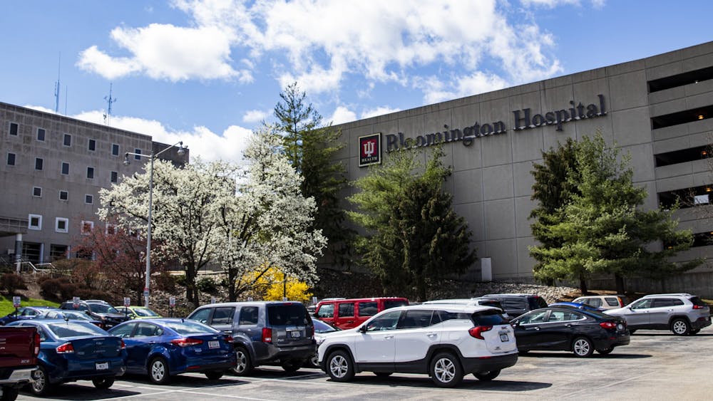 3月29日，IU Health Bloomington医院的患者停车场停满了汽车。﻿门罗县卫生委员会周三讨论了该医院管理5000种新冠病毒-19疫苗的计划，疫苗将于下周到达。