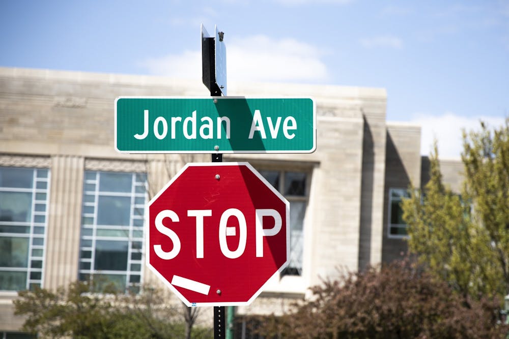 乔丹大道的路牌。布卢明顿市和印第安纳州联合工作组由市长约翰·汉密尔顿(John Hamilton)召集，为乔丹大道(Jordan Avenue)推荐新名称，该工作组已经完成了报告。