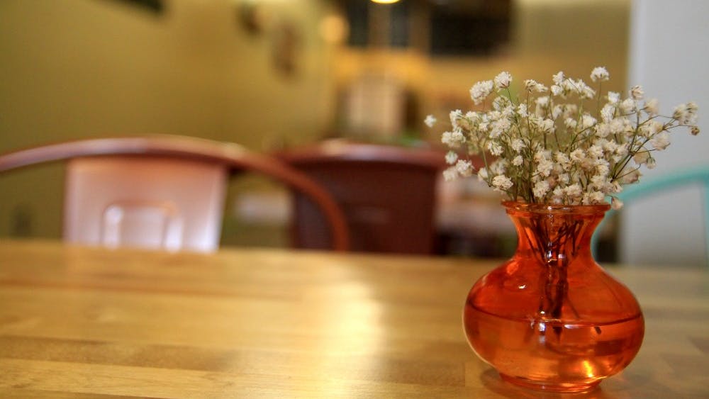 在云布尔，每张桌子上都摆着装满鲜花的小花瓶。Yumble是一家多餐餐厅，位于北胡桃街211号。