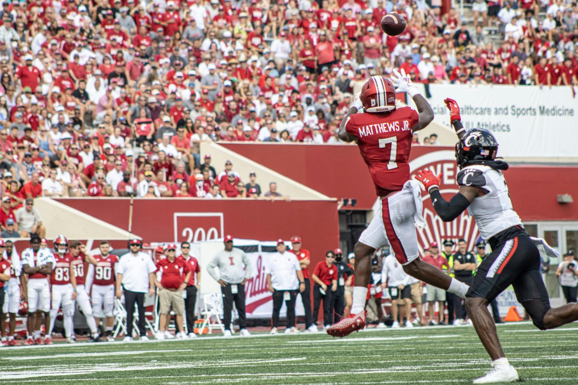 毕业纪念班的D.J. Matthews Jr.在9月18, 2021日在纪念体育场迎战辛辛那提大学。印第安纳以38比24输给辛辛那提队。