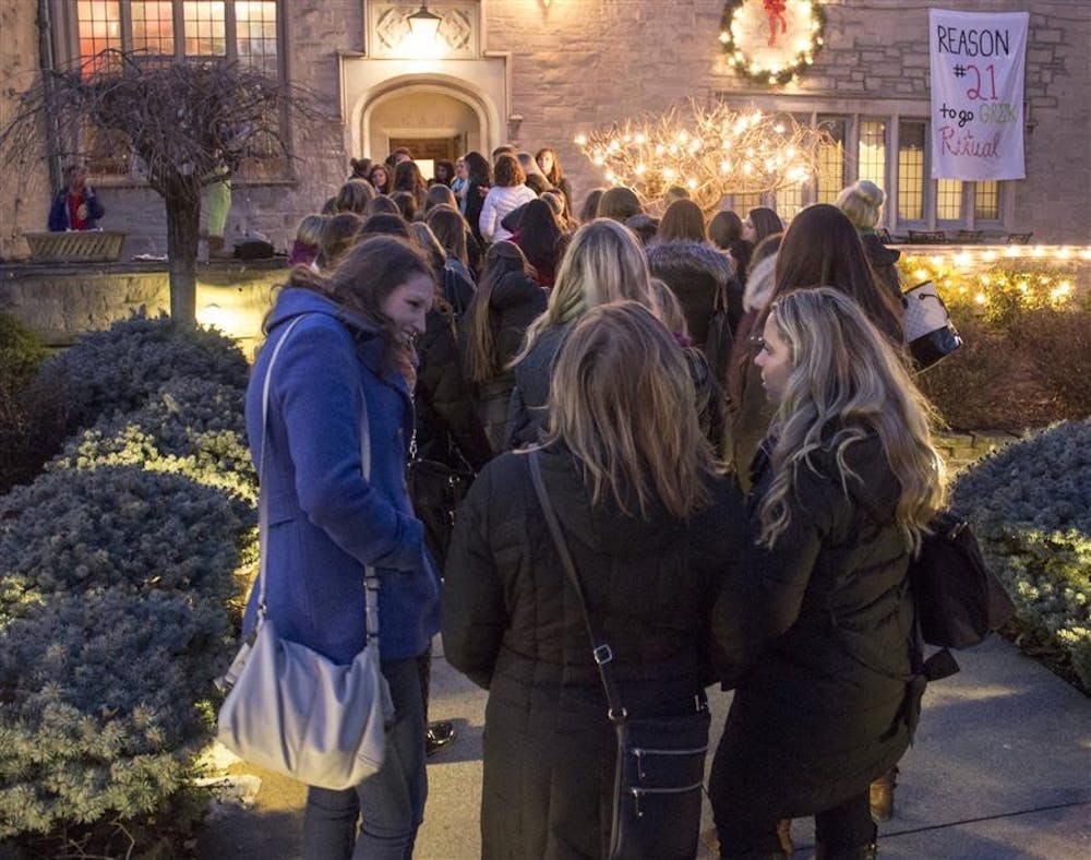 2014年1月12日，印第安纳大学泛希腊裔招生活动期间，潜在的新会员在Kappa Alpha Theta的房子外等待。