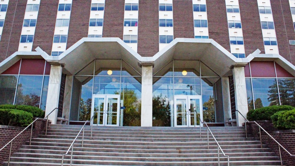 印第安纳大学学生法律服务中心位于杨树大楼内。这是一家只为印第安纳大学学生服务的律师事务所。