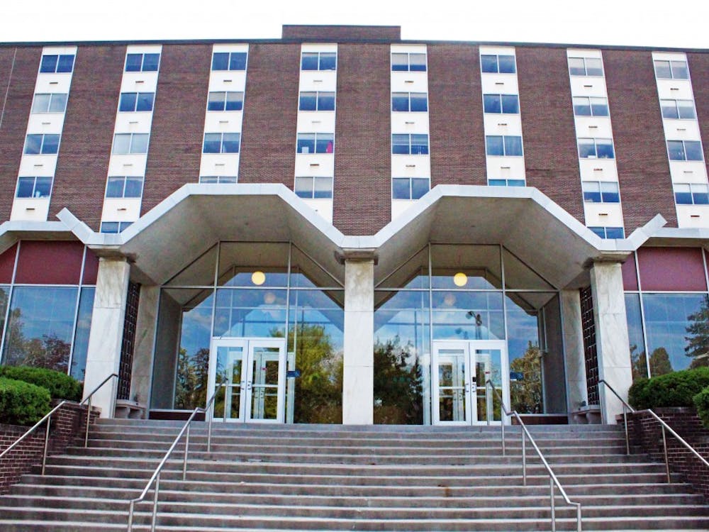 印第安纳大学学生法律服务中心位于杨树大楼内。这是一家只为印第安纳大学学生服务的律师事务所。