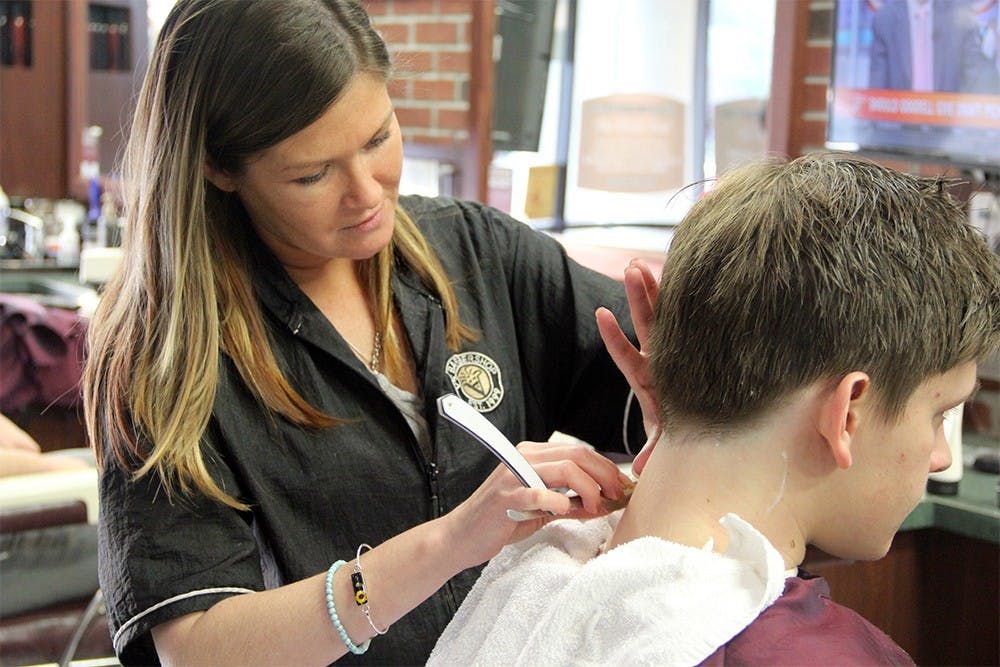 林赛·奥斯汀周一在V的理发店用直边剃须刀为顾客剃脖子。在印第安纳州，只有有执照的理发师才能合法地对顾客使用这些工具。