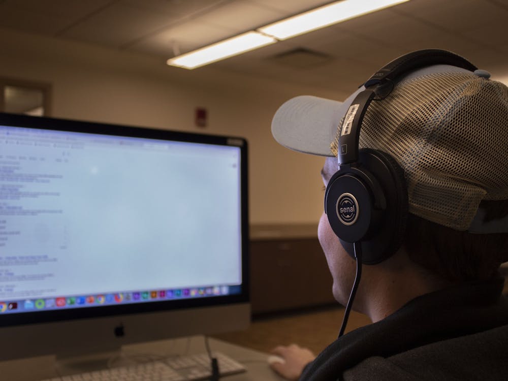 2月17日，一名印第安纳大学学生在富兰克林大厅看着一台电脑。印第安纳大学周一证实，超过25万名学生。其他学生、教师和工作人员可以使用官方的大学GPA计算器搜索成绩。