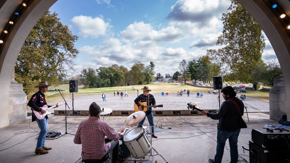 安迪·拉夫和露珠爸爸于10月18日在印第安纳州贝德福德的奥的斯公园乐队表演。皱褶'；s 22岁的儿子汉克（左）在演出期间轮流担任主唱，并弹主唱吉他。
