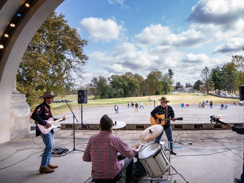 安迪·拉夫和露水老爹乐队于10月18日在印第安纳州贝德福德的奥蒂斯公园乐队演出。鲁夫22岁的儿子汉克(左)在整个节目期间轮流和他一起领唱并弹主吉他。