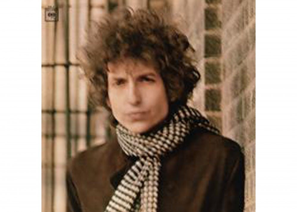 鲍勃·迪伦(Bob Dylan)在1966年发行了《Blonde on Blonde》，将美国音乐与电子乐器相结合。鲍勃·迪伦和他的乐队将于本周日在大礼堂演出。
