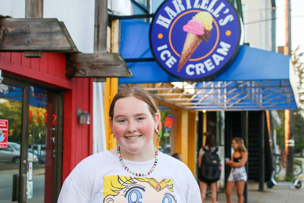 2021年9月1日，哈特泽尔冰淇淋店的员工卡姆琳·施耐多站在店前。施耐多曾在哈特泽尔'；从2020年1月开始。