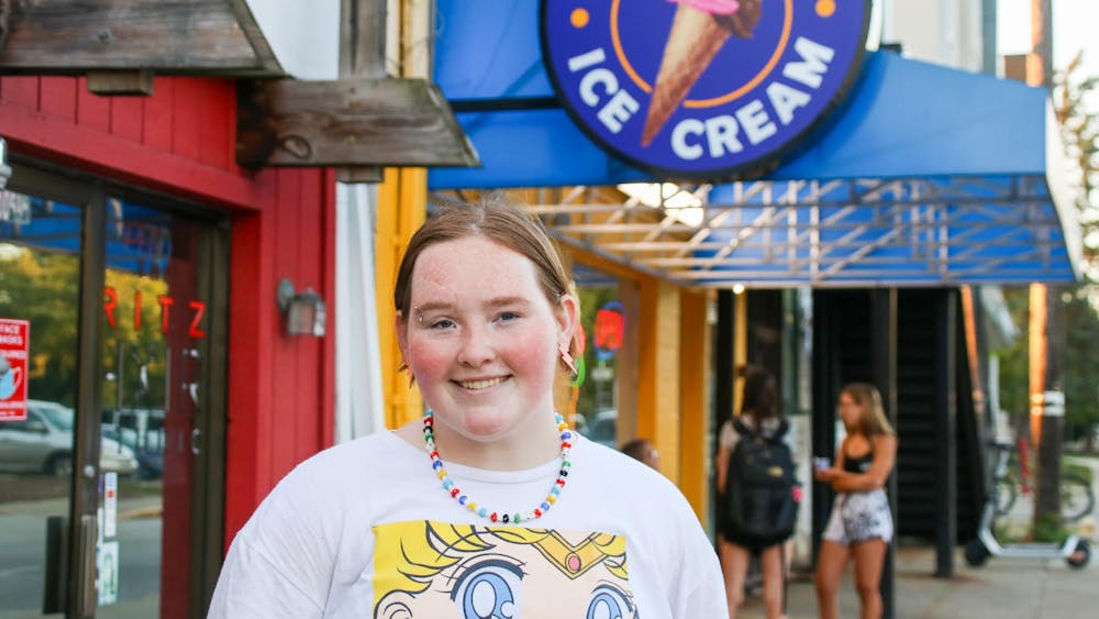 2021年9月1日，哈特泽尔冰淇淋店的员工卡姆琳·施耐多站在店前。施耐多曾在哈特泽尔'；从2020年1月开始。
