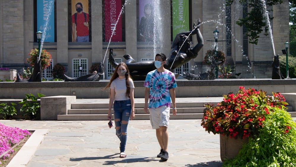 8月24日，新生卡特·陈和艾莉森在肖沃尔特喷泉附近散步。印第安纳大学表示，2021年秋季学期，大多数口罩和保持身体距离的要求将被取消。