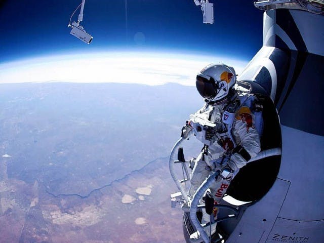 COURTESY OF WWW.EXTREMETECH.COM
The Austrian native successfully jumped from 128,100 feet above the ground.