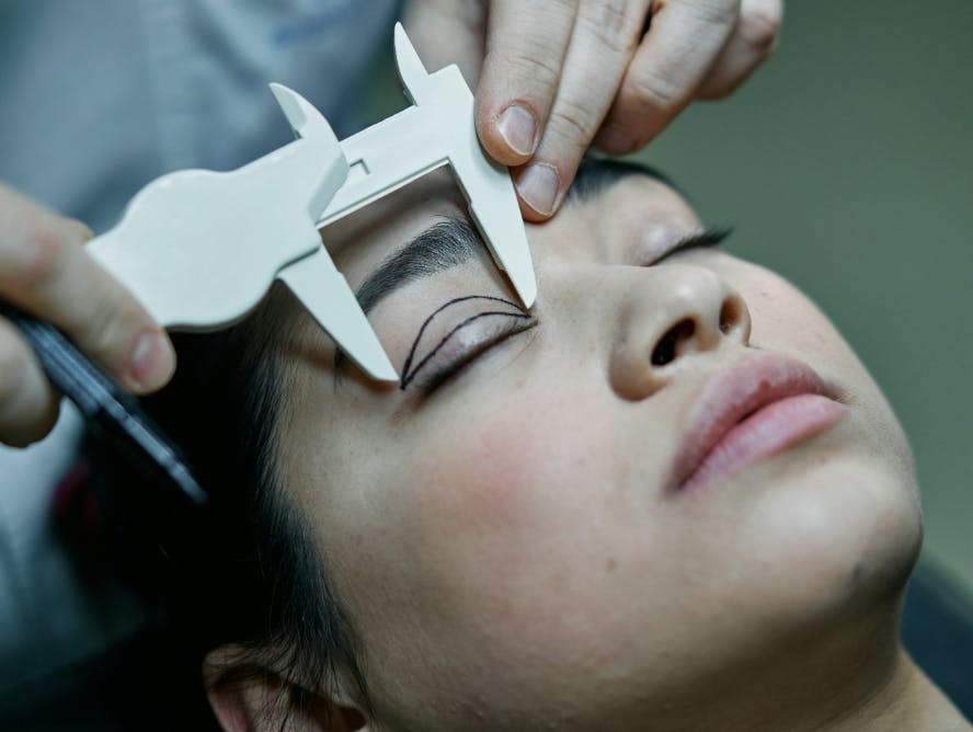 PEXELS / PUBLIC DOMAIN CC0
In a world where people are divided into “Uglies” and “Pretties,” all citizens are required to undergo plastic surgery at the age of 16.