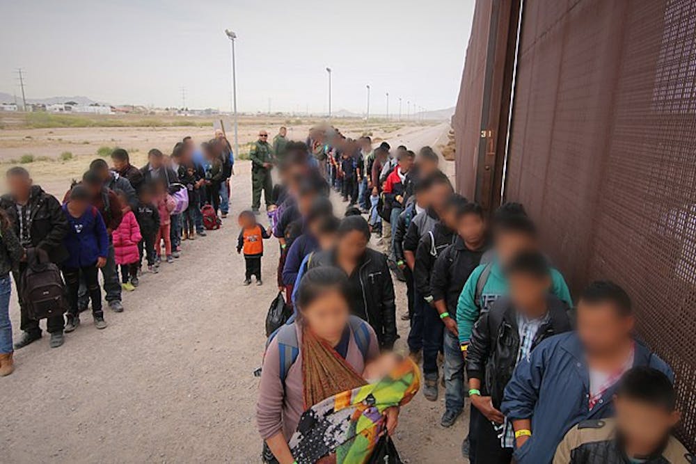 el-paso-border-patrol-agents-intercept-a-large-group-of-migrants-40439689293