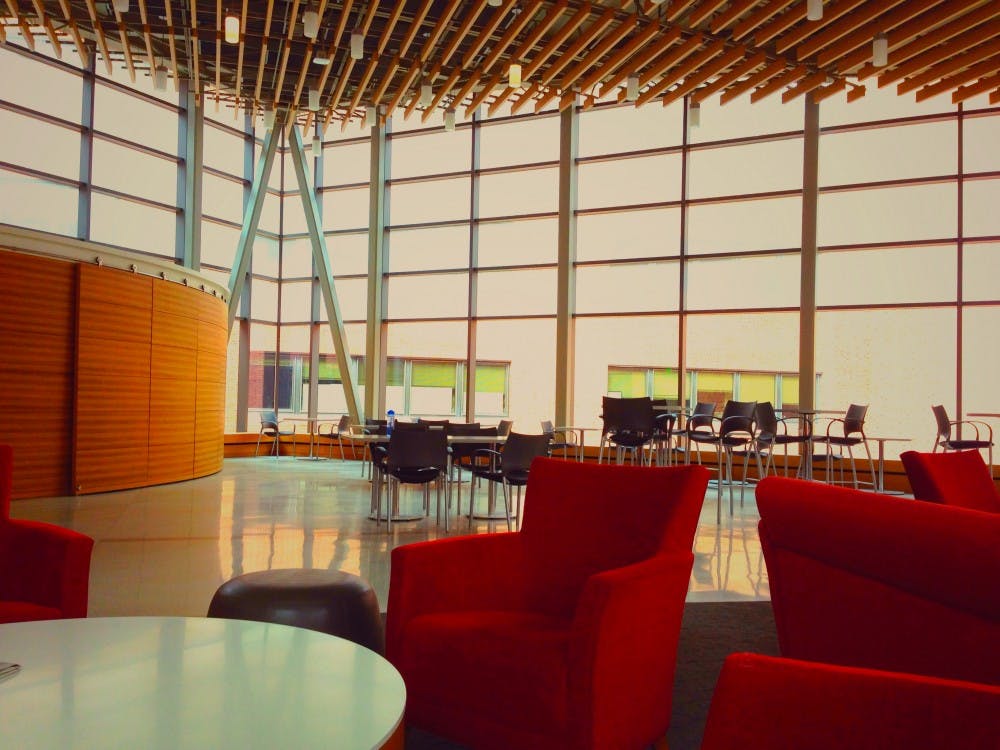 KAREEM OSMAN/PHOTOGRAPHY EDITOR
The Mudd Atrium has big red couches that are perfect for naps.