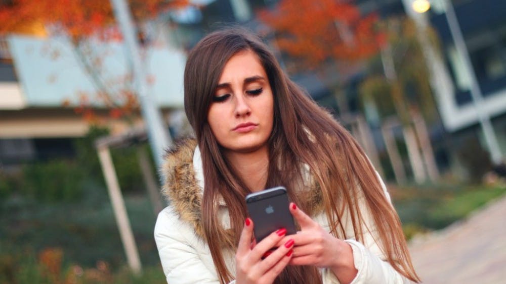 JESHOOTS.COM/CC0
Lurkers who view selfies were found to have lower life satisfaction.