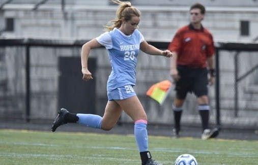 HOPKINSSPORTS.COM
Senior Maryalice McKenna dribbles upfield against Swarthmore.