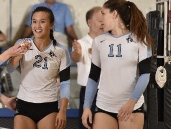  HOPKINSSPORTS.COM
Senior Carolyn Zin (21) was instrumental in the Jays’ win vs. Muhlenberg.