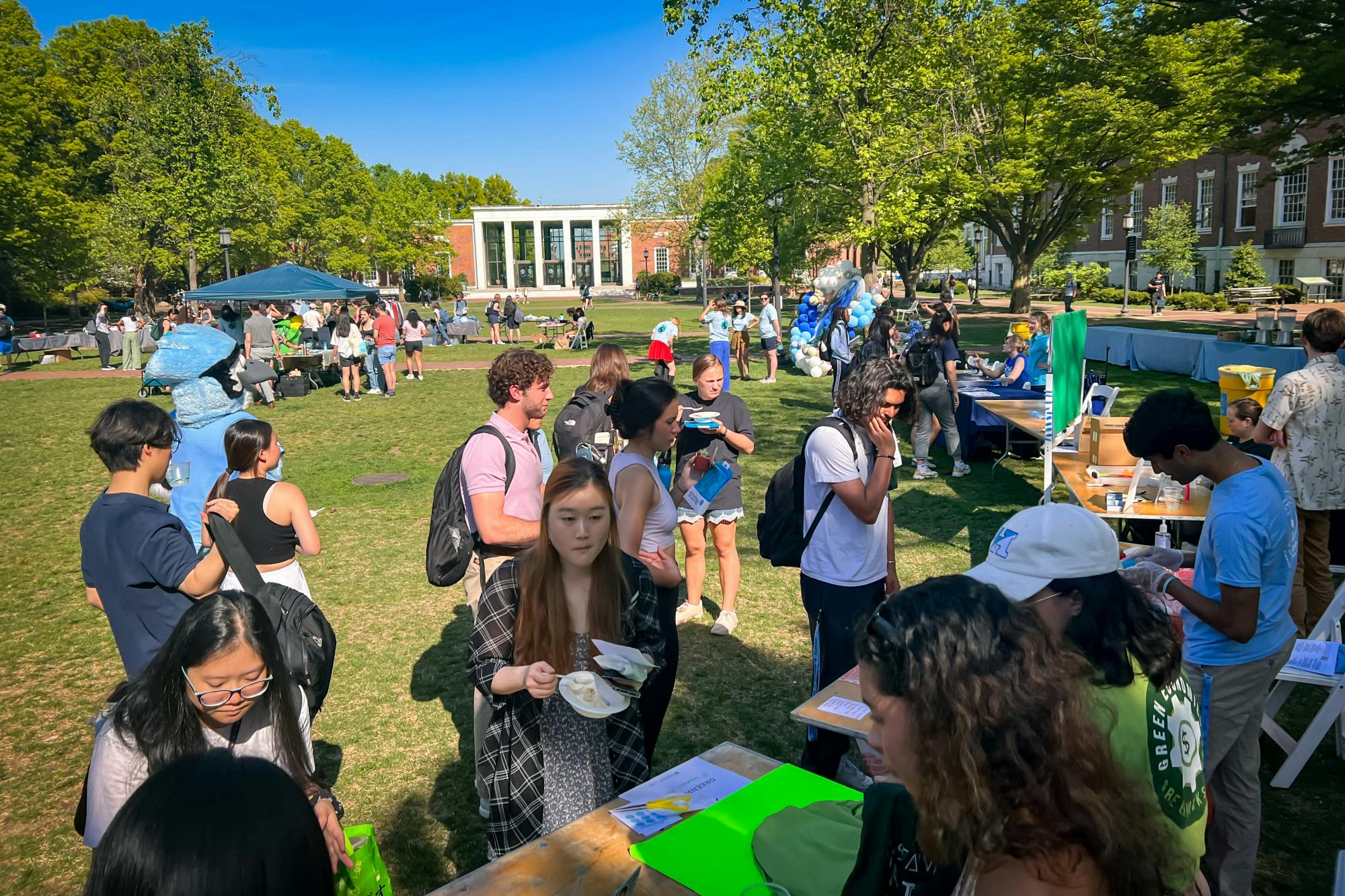 STEVEN SIMPSON / PHOTO EDITOR
Students engage in sustainability-related activities at Earth Fest.