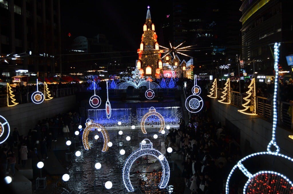 Cheonggyecheon on Christmas
Sarah Y. Kim, Editor-in-Chief