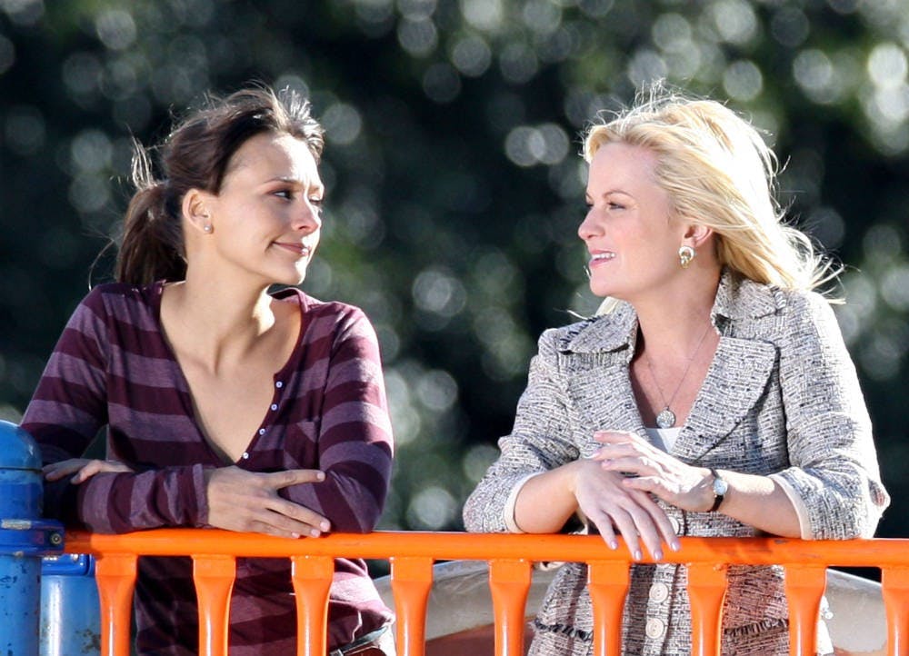 RASHIDA JONES und AMY POEHLER am Set von Amy Poehlers neuer Sitcom / IMAGE ID # 1845570 Rashida Jones Joins Cast Of Amy Poehler New Sitcom. Amy Poehler’s comedy that was originally conceived as an Office spinoff on NBC. The two ladies shared a laugh on set while shooting in Sherman Oaks, CA Tuesday! 01/27/2009 --- Amy Poehler, Rashida Jones --- (C) 2009 Fame Pictures, Inc. - Santa Monica, CA, U.S.A - 310-395-0500 / Sales: 310-395-0500