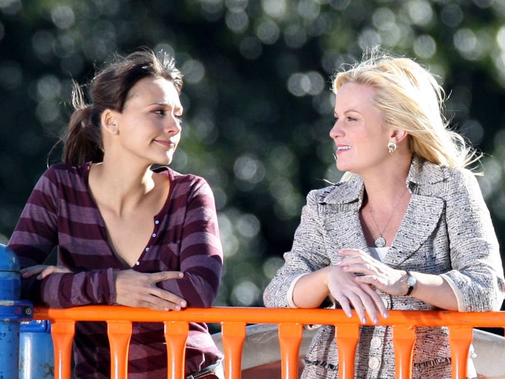 RASHIDA JONES und AMY POEHLER am Set von Amy Poehlers neuer Sitcom / IMAGE ID # 1845570 Rashida Jones Joins Cast Of Amy Poehler New Sitcom. Amy Poehler’s comedy that was originally conceived as an Office spinoff on NBC. The two ladies shared a laugh on set while shooting in Sherman Oaks, CA Tuesday! 01/27/2009 --- Amy Poehler, Rashida Jones --- (C) 2009 Fame Pictures, Inc. - Santa Monica, CA, U.S.A - 310-395-0500 / Sales: 310-395-0500