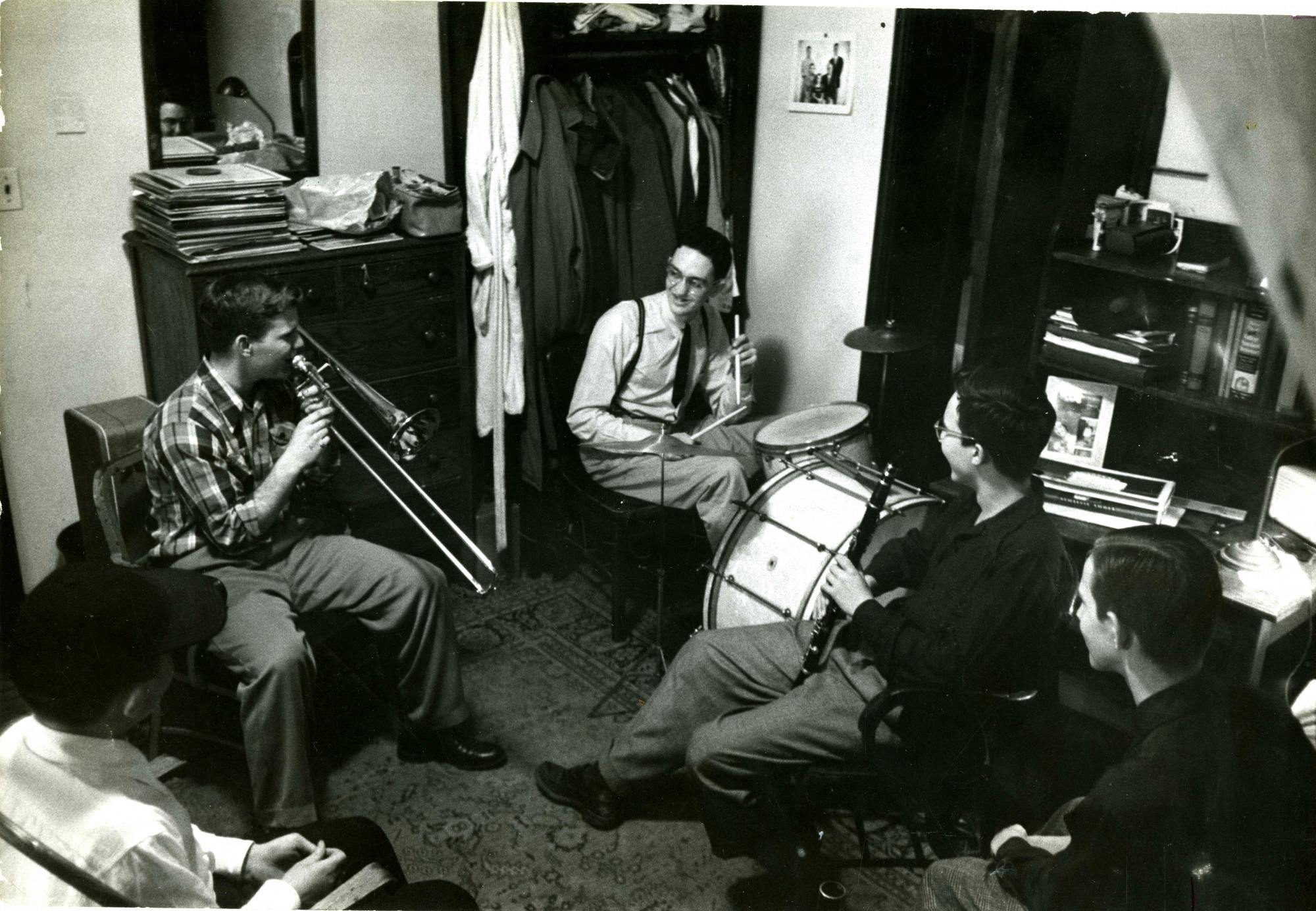 COURTESY OF THE UNIVERSITY ARCHIVES — SHERIDAN LIBRARIES&nbsp;
Students practice music in an AMR I dorm in 1952, when Rose attended Hopkins.