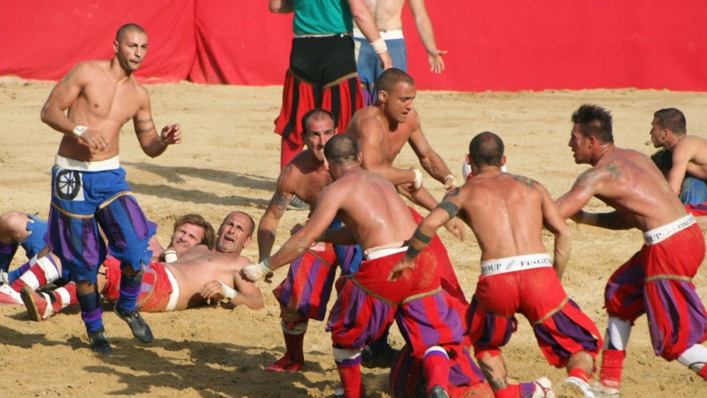 LORENZO NICCIOLI/cc-by-sa-3.0
A game of Calcio Fiorentino between Azzurri and Rossi in 2008.