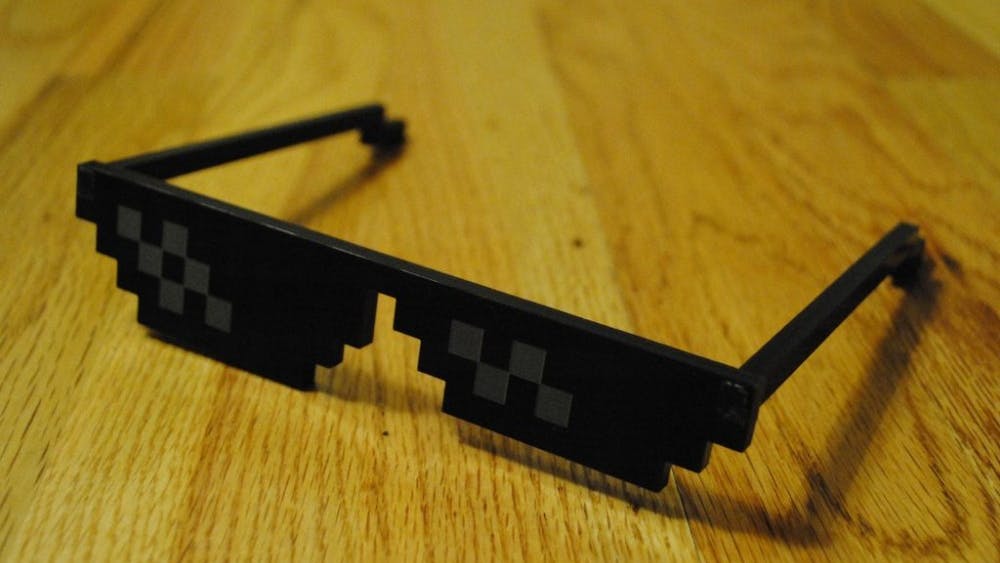  LUISJBOADA/CC-BY-SA-4.0
A Vine featuring Denzel Curry’s “Ultimate” popularized the use of these pixelated glasses in memes.