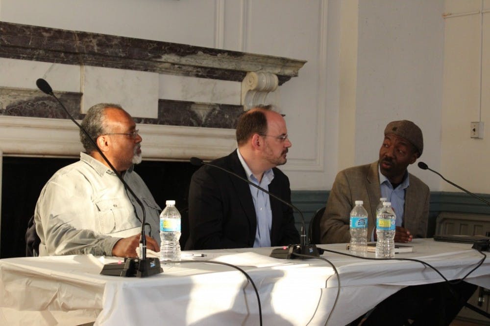  IVANA SU/PHOTOGRAPHY EDITOR
The debate was moderated by associate professor Steven Teles.