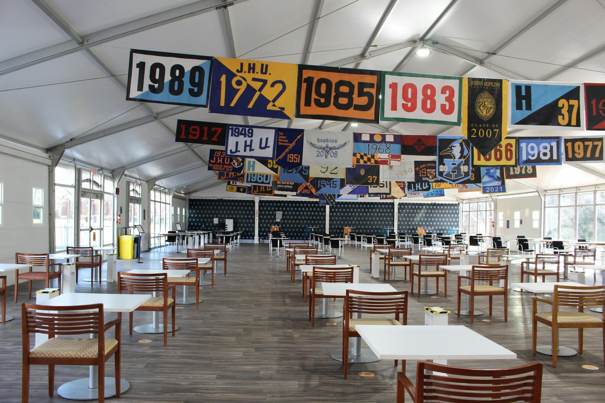 ELIZABETH IM/PHOTOGRAPHY EDITOR
The Freshman Quad tent, adorned with class banners, is seldom used by students.