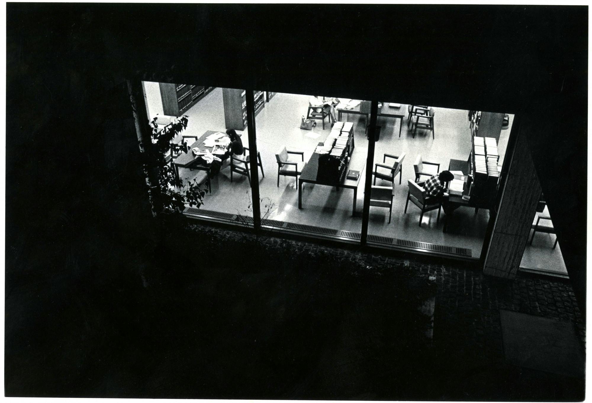COURTESY OF THE UNIVERSITY ARCHIVES — SHERIDAN LIBRARIES&nbsp;
Students study late into the night at the Library in 1976, overlapping with Garland’s tenure as editor-in-chief.