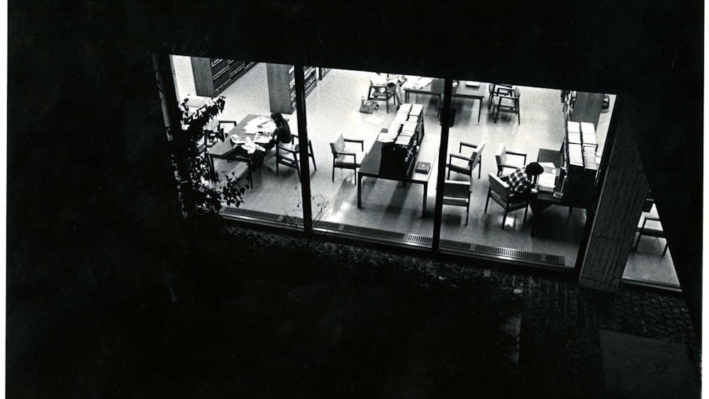 COURTESY OF THE UNIVERSITY ARCHIVES — SHERIDAN LIBRARIES&nbsp;
Students study late into the night at the Library in 1976, overlapping with Garland’s tenure as editor-in-chief.