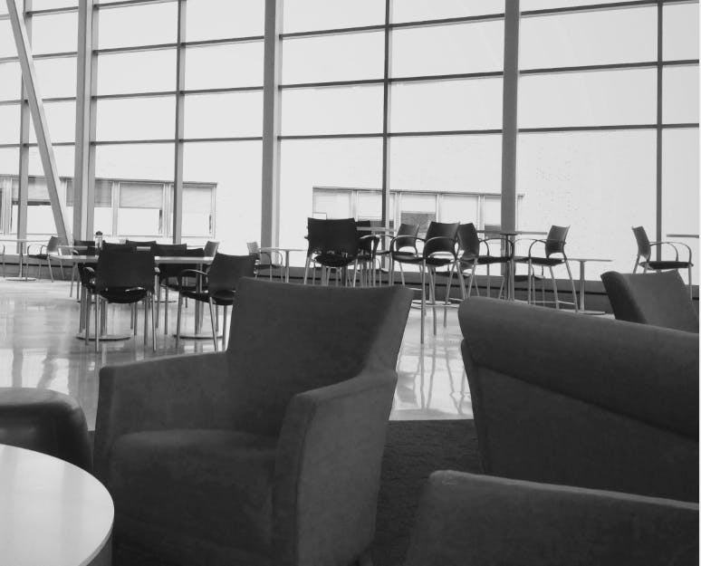 KAREEM OSMAN/PHOTOGRAPHY EDITOR
The Mudd Atrium has big red couches that are perfect for naps.