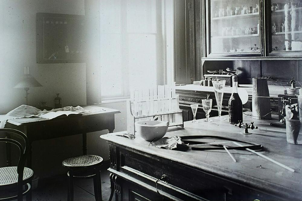 laboratory-test-tube-fortepan-95220