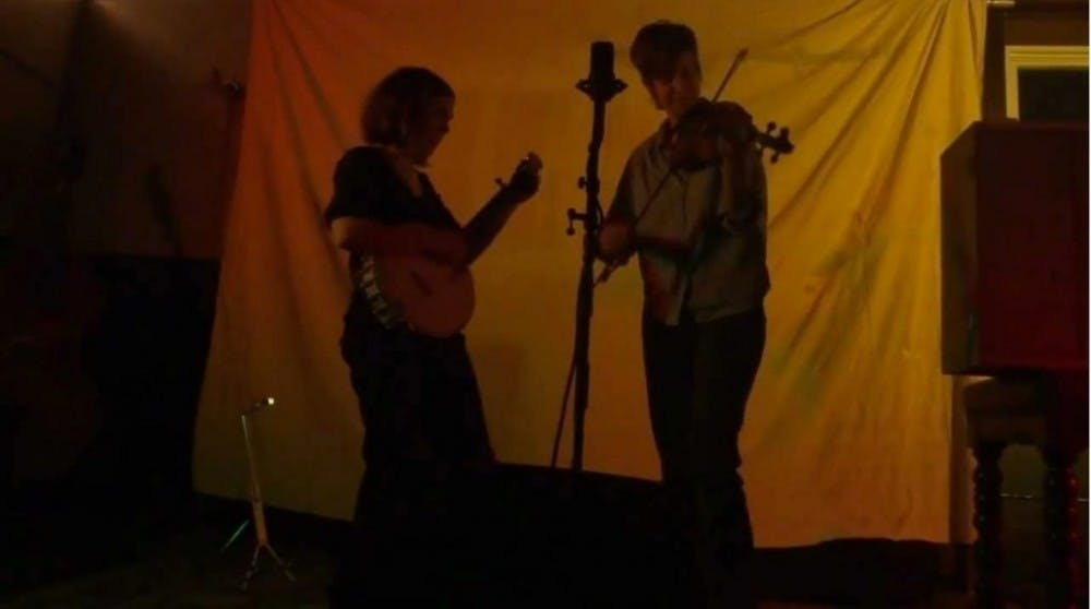  TRUERSOUND/CC-BY-SA-3.0
Pictured on the right is host and organizer Anna Roberts-Gevalt, who put on the first folk show in June.