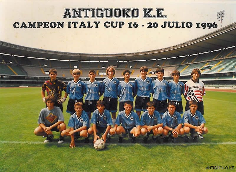 COURTESY OF ROBERTO MONTIEL AND ANTIGUOKO KIROL ELKARTEA
The Antiguoko team at the Campeon Italy Club in 1996; notable alumni Xabi Alonso (bottom right) and Mikel Arteta (top center) are visible in this picture.