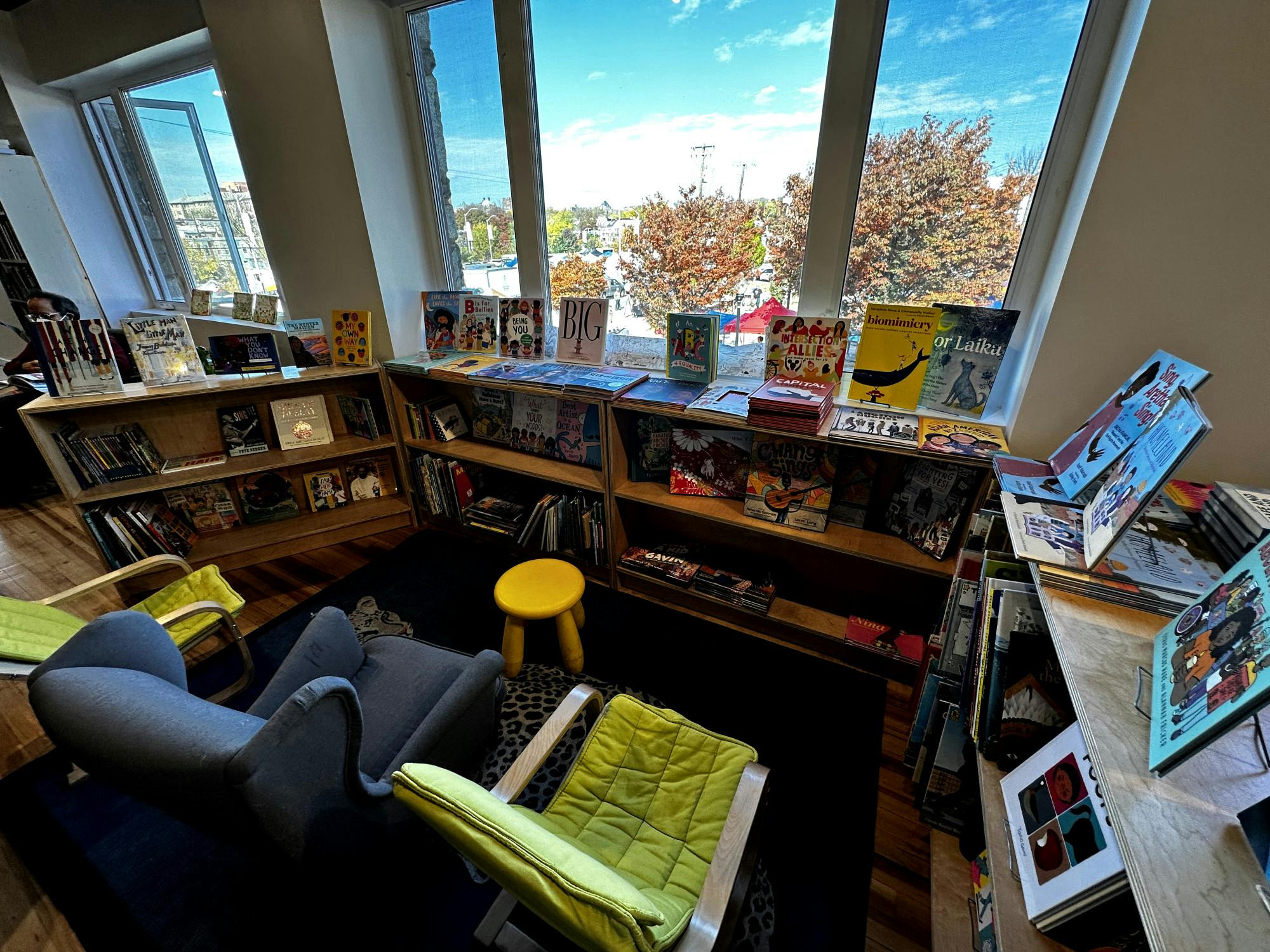 COURTESY OF ELTON WANG
Check out the cozy reading nook that look over the gorgeous fall colors.&nbsp;
