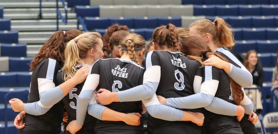 HOPKINSSPORTS.COM
The women’s volleyball team huddles mid-game in first round of the NCAA Tournament.